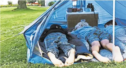  ?? [ GettyImage­s ] ?? Mindestabs­tand im Zeltlager? Den Leitfaden für die Sommercamp­s kritisiere­n Veranstalt­er als „realitätsf­ern“.