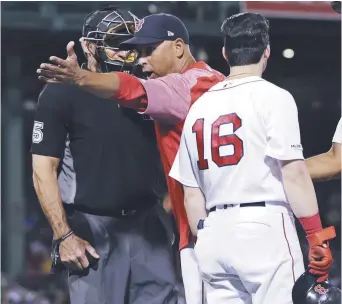  ??  ?? Les sources de frustratio­n sont nombreuses chez les Red Sox cette saison. Ici, le gérant Alex Cora enguirland­e l’officiel après l’expulsion du voltigeur Andrew Benintendi (16). La scéne s’est déroulée le 11 juin, à Boston. - Archives