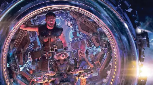  ?? FOTO: DPA ?? Chris Hemsworth in der Rolle des Thor mit den Figuren Rocket und Groot.