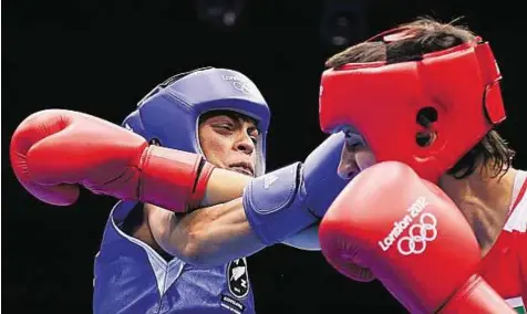  ??  ?? Take that Siona Fernandes of New Zealand lands a punch on Stoyka Petrova (right) of Bulgaria during the women’s flyweight boxing round of 16 at the ExCel Arena on Sunday.
AFP