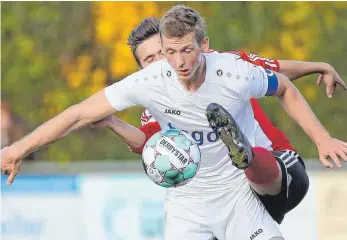  ?? FOTO: THOMAS WARNACK ?? Andreas Zimmermann trifft im ersten Abschnitt souverän per Elfmeter zur Führung, in Abschnitt zwei taucht auch er völlig ab und darf dann nicht mal einen Elfmeter schießen.