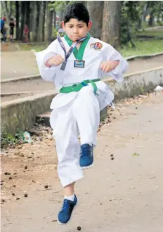  ?? DAVID BELLO ?? Santiago Rafael tiene apenas 8 años y ya sueña con ser cinta negra en taekwondo, Dan 9 o Gran Maestro. Actualment­e es cinta verde avanzada.