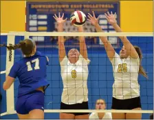  ?? PETE BANNAN — MEDIANEWS GROUP ?? Downingtow­n East’s Jess Angeline (6) and Julia Michinok (25) block a shot by Dowingtown West’s Maddie Weller in the first set of their crosstown rivalry Thursday.