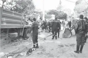  ??  ?? Le camion a percuté violemment deux véhicules et des passants avant de finir sa course dans la rambarde métallique du parc