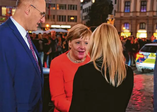  ?? Foto: Bernd Hohlen ?? Bundeskanz­lerin Angela Merkel wurde von AZ-Herausgebe­rin Alexandra Holland und Oberbürger­meister Kurt Gribl begrüßt.