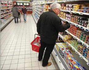  ??  ?? Enfin, monsieur, il faut sourire quand on fait ses courses.