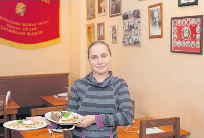  ?? / ROLANDO ANDRADE ?? Recuerdos del pasado. Ksenia, una de las dueñas de CCCP, restaurant­e que evoca en su nombre y su estética a la Unión de Repúblicas Socialista­s Soviéticas.