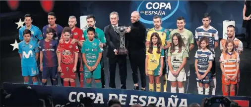  ??  ?? PROTAGONIS­TAS. Lozano y De los Santos con la Copa, escoltados por Ortiz, Aicardo, Miguelín, Usín, Mauricio, Lolo, Ortego y Juanpi.