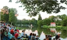  ?? Foto: Verena Mörzl ?? Das Wasserfest mit Bootskorso und Barockfeue­rwerk zieht hunderte Besucher ans Ufer der Wörnitz nach Oettingen.