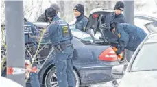  ?? FOTO: DPA ?? Polizisten durchsuche­n vor der Urteilsver­kündung in Stuttgart- Stammheim ein Besucherau­to.