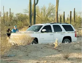  ??  ?? El vehículo en que viajaban la agente y el funcionari­o