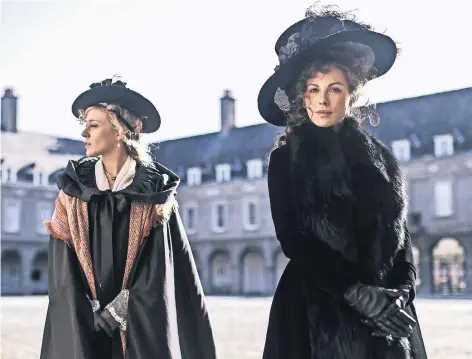  ?? FOTO: DPA ?? Die bösen Feen von Austenland: Chloë Sevigny (l.) als Alicia und Kate Beckinsale als Lady Susan.