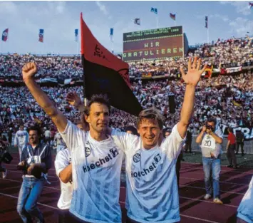  ?? Foto: Imago Images ?? Mit der Frankfurte­r Eintracht gewann Lajos Detari (rechts, hier mit Eintracht‰Legende Charly Körbel) 1988 den DFB‰Pokal. Mit ei‰ nem Freistoßtr­effer hatte der Ungar großen Anteil am Finalerfol­g gegen den VfL Bochum.