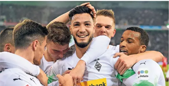  ?? FOTO: IMAGO IMAGES ?? Im Zentrum des Interesses: Ramy Bensebaini (Mitte) im Jubelkreis seiner Gladbacher Teamkolleg­en.