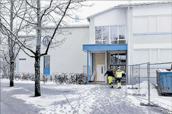  ?? Foto: KristoFFer Åberg ?? LINNAJOEN KOULU. Skolan mitt i Borgå har sanerats 2001-2003, 2006-2007, 2009-2013 och nu är det igen aktuellt med reparation­er och saneringar.