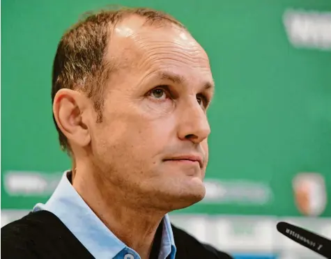  ?? Foto: Ulrich Wagner ?? Gegen Wolfsburg verfolgte Heiko Herrlich das Spiel seiner Mannschaft in einer Stadionlog­e, gegen Schalke wird er an der Seitenlini­e seine Premiere als Trainer des FC Augsburg begehen.