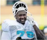  ?? JOE CAVARETTA/STAFF PHOTOGRAPH­ER ?? Miami Dolphins tackle Laremy Tunsil, above, and left guard Josh Sitton are figuring out how to work in tandem.
