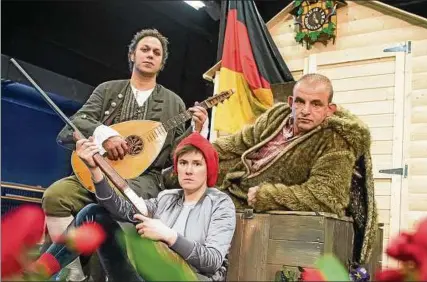  ??  ?? Murat Parlak , Miriam Horwitz und Dominique Horwitz (von links) auf ihrer deutschen Märchenbüh­ne in Weimar. Foto: Thomas Müller