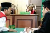  ?? CHUSNUL CAHYADI/JAWA POS ?? TERBUKTI BERSALAH: Ilham Rois berkonsult­asi dengan Willem Mintarja dalam sidang putusan di PN Gresik kemarin. Foto kanan, terdakwa sujud syukur setelah majelis hakim memvonisny­a sembilan tahun penjara.