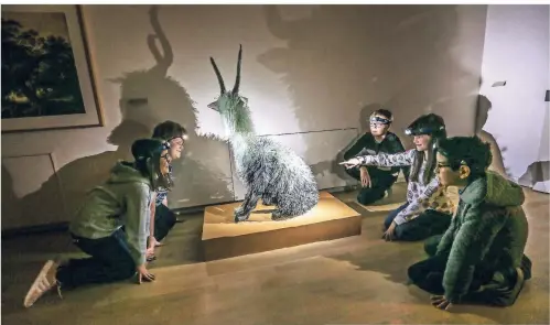  ?? FOTO: HANS-JÜRGEN BAUER ?? Sanjana, Nele Sophie, Lennart, Carlotta und Ali (vl.l) sehen sich im Kunstpalas­t die „Gläserne Ziege“von Marta Klonowoska an. Das Museum hatte für die Schüler des Wim-Wenders-Gymnasiums über Nacht geöffnet.