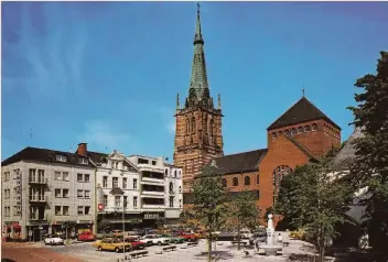  ?? FOTOS (6): SAMMLUNG PETER LINDEN ?? 1987 mit dem Stadtbrunn­en von Peter Haak.