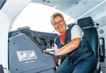  ?? FOTO: ROLF RUPPENTHAL ?? Lokführeri­n Sigrid Zscherneck steuerte den neuen ICE 3 auf der Premierenf­ahrt nach Paris.