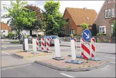  ?? BILD: GEROLD MARTIN ?? Abstellpla­tz? Auf der Verkehrsin­sel an der Hundsmühle­r Straße versperren Baken Kindern den Blick.