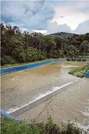  ??  ?? Lokasi budak lemas selepas tergelinci­r ketika cuba menyeberan­g kawasan cetek di Empangan Perting, Bentong.