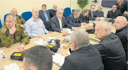  ?? ?? Tensión. El primer ministro Benjamín Netanyahu preside el gabinete de guerra con sus asesores militares.