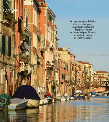  ??  ?? Le centre historique de Venise n’est accessible qu’aux vaporetto et aux résidents. Il faut donc réserver un bateau-taxi pour découvrir les nombreux canaux de la cité des Doges.