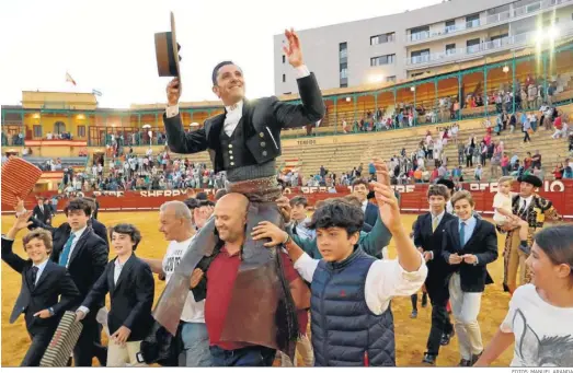  ?? FOTOS: MANUEL ARANDA ?? Diego Ventura camino de la primera puerta grande de la feria taurina tras rematar un rotundo triunfo con los toros de Fermín Bohórquez.