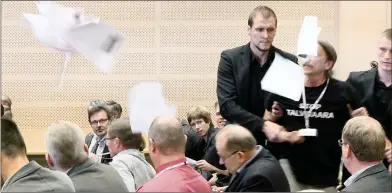  ?? FOTO: YLE ?? DOKUMENTäR. Hannu Hyvönen avlägsnas ur salen under en diskussion på gruvmässan i Tammerfors.