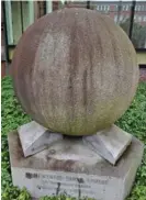  ?? EDUARDO VEGA ARGUIJO ?? La esfera está en uno de los jardines de Harvard.