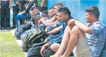  ??  ?? PASO. Honduras se ha convertido en un puente para el paso de inmigrante­s a EEUU. En la foto un grupo de Ecuador y la India en octubre de 2017.