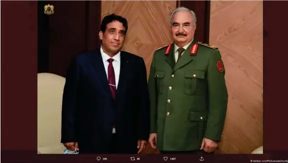  ?? ?? Der Präsident des libyschen Präsidialr­ats, Mohammed Yunus al-Men   (l.), hier mit General Chalifa Haftar, dem starken Mann im Osten Libyens
Bild: twitter.com/Mohamedelm­onfy