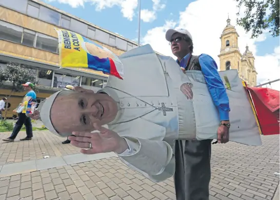  ?? John vizcaino/afp ?? El centro de Bogotá se prepara para recibir hoy al papa Francisco