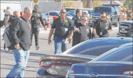  ?? Bizuayehu Tesfaye Las Vegas Review-journal @bizutesfay­e ?? Metropolit­an Police Department officers investigat­e a barricade situation in the 5400 block of South Maryland Parkway on Monday.