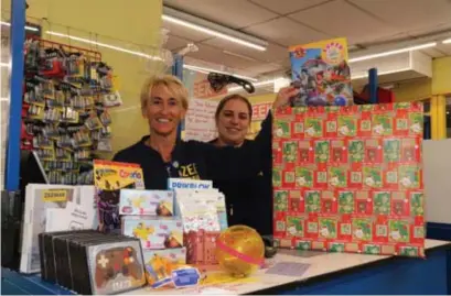  ?? FOTO LW ?? De cadeautjes gaan in een grote doos met kerststrik