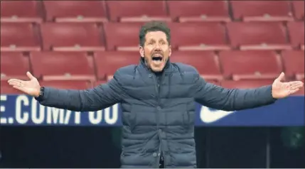  ??  ?? Simeone da instruccio­nes a sus jugadores en un partido del Atlético.