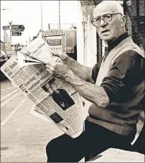  ?? Photo by John Reidy ?? The late Paddy Hussey relaxing with his copy of the Irish Independen­t on Anthony Cronin's seat on August 15, 1996.