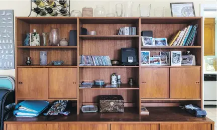  ?? PHOTOS: DAVE SIDAWAY ?? Teak bookshelve­s, dining table and chairs came from the Ternis’ previous home in Town of Mount Royal.