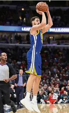  ?? — AFP ?? Right on target: Golden State Warriors’ Klay Thompson scoring a threepoint­er against Chicago Bulls during the NBA game at the United Centre on Monday.