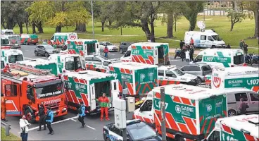  ?? ?? OPERATIVO. Apenas se conoció la noticia del choque de trenes, la Policía de la Ciudad, el cuerpo de Bomberos y el SAME dispusiero­n un fuerte operativo para atender a las víc