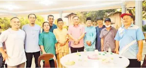  ?? ?? ALBUM: Robert (lima kanan) merakamkan gambar kenangan bersama sebahagian masyarakat yang hadir semasa majlis rumah terbuka itu.