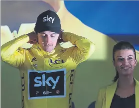  ?? EFE Y GETTY FOTOS: AP, ?? A la izquierda, Alejandro Valverde es atendido tras ser retirado del circuito. En la imagen superior, Geraint Thomas se coloca bien el cuello del maillot amarillo que lo acredita como el primer líder del Tour, y, a la derecha, Jonathan Castroviej­o. El...