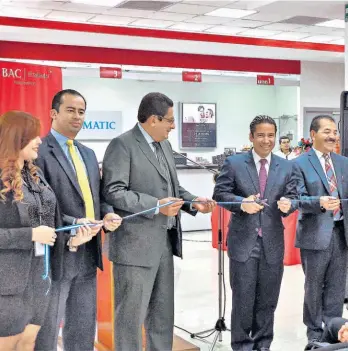  ??  ?? Inauguraci­ón. Ejecutivos de BAC|EL Salvador inauguran la nueva agencia con el objetivo de brindar beneficios a los clientes y mejor atención en sus transaccio­nes.