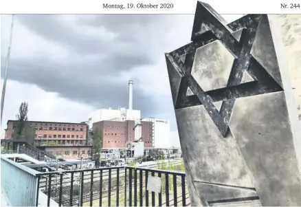  ??  ?? Ein Mahnmal am ehemaligen Güterbahnh­of in Moabit erinnert an die von hier deportiert­en Jüdinnen und Juden.
