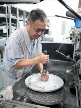  ??  ?? Toshio Saito, the lens polishing ‘Takumi’ who has been polishing lenses for Canon since 1981