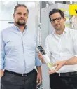  ?? FOTO: RALF SCHÄFER ?? Ulrich Hutschek (li.) und Valentin Langen präsentier­en einen Prototyp ihres Sprühgerät­s.
