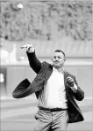  ?? MATT MARTON THE ASSOCIATED PRESS ?? White Sox great Jim Thome throws out a ceremonial first pitch on Saturday in Chicago.